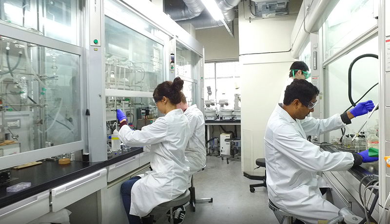 亚搏网页登录界面 来た道を戻る来た時と同様、進行方向左側の運転席に運転士の坂林大輔さんが座り、その後ろに指導係の加川尚さんが立つ